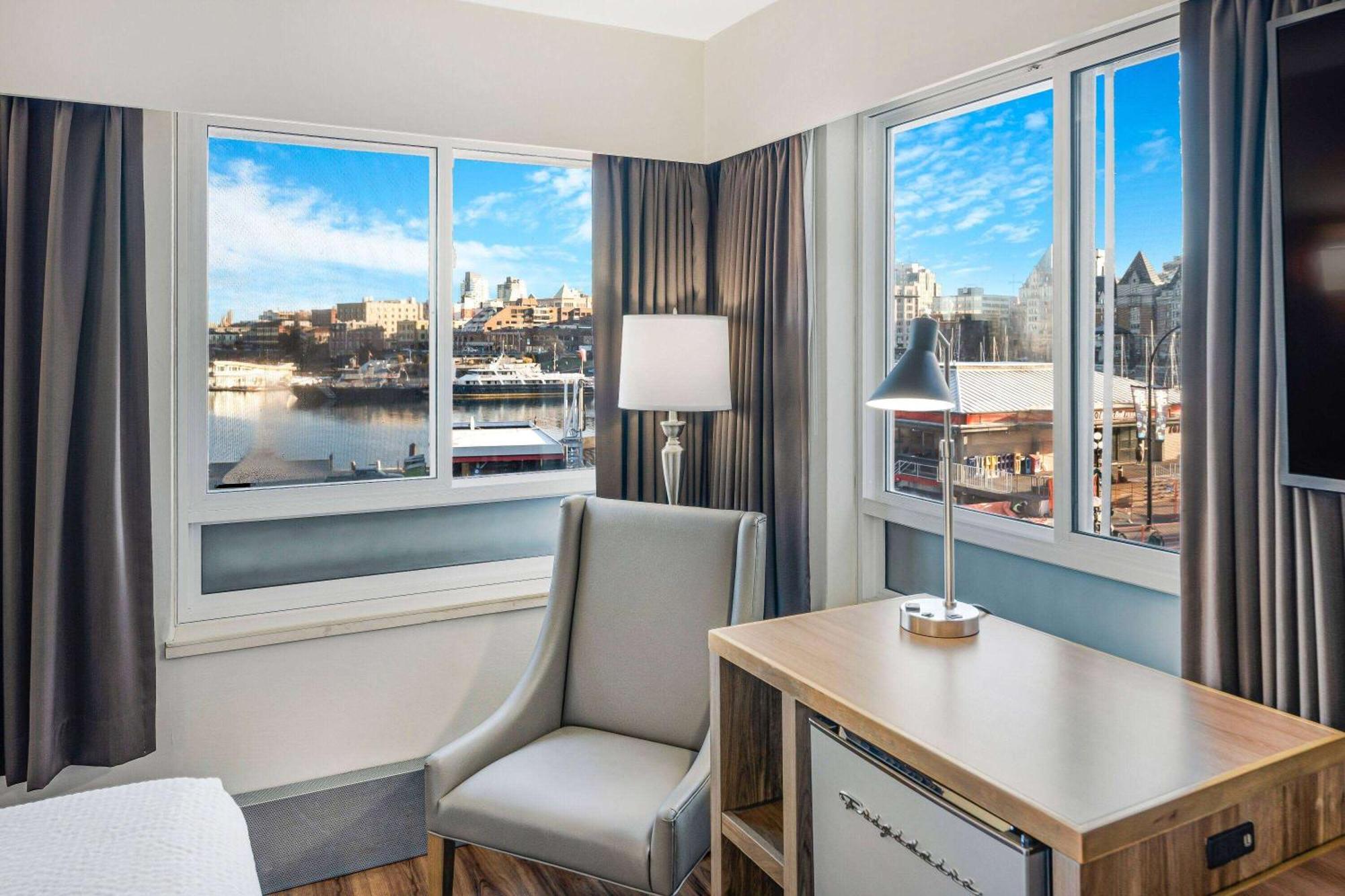 Days Inn By Wyndham Victoria On The Harbour Екстериор снимка