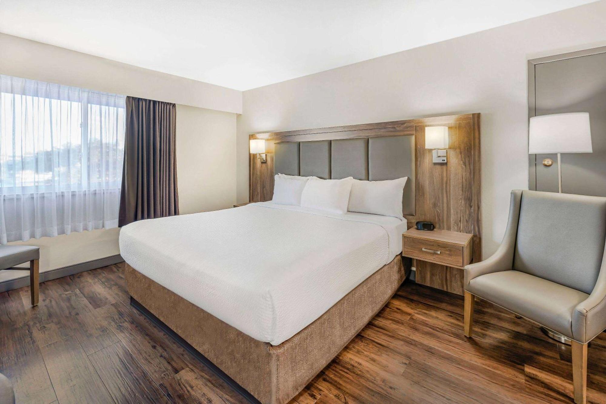 Days Inn By Wyndham Victoria On The Harbour Екстериор снимка