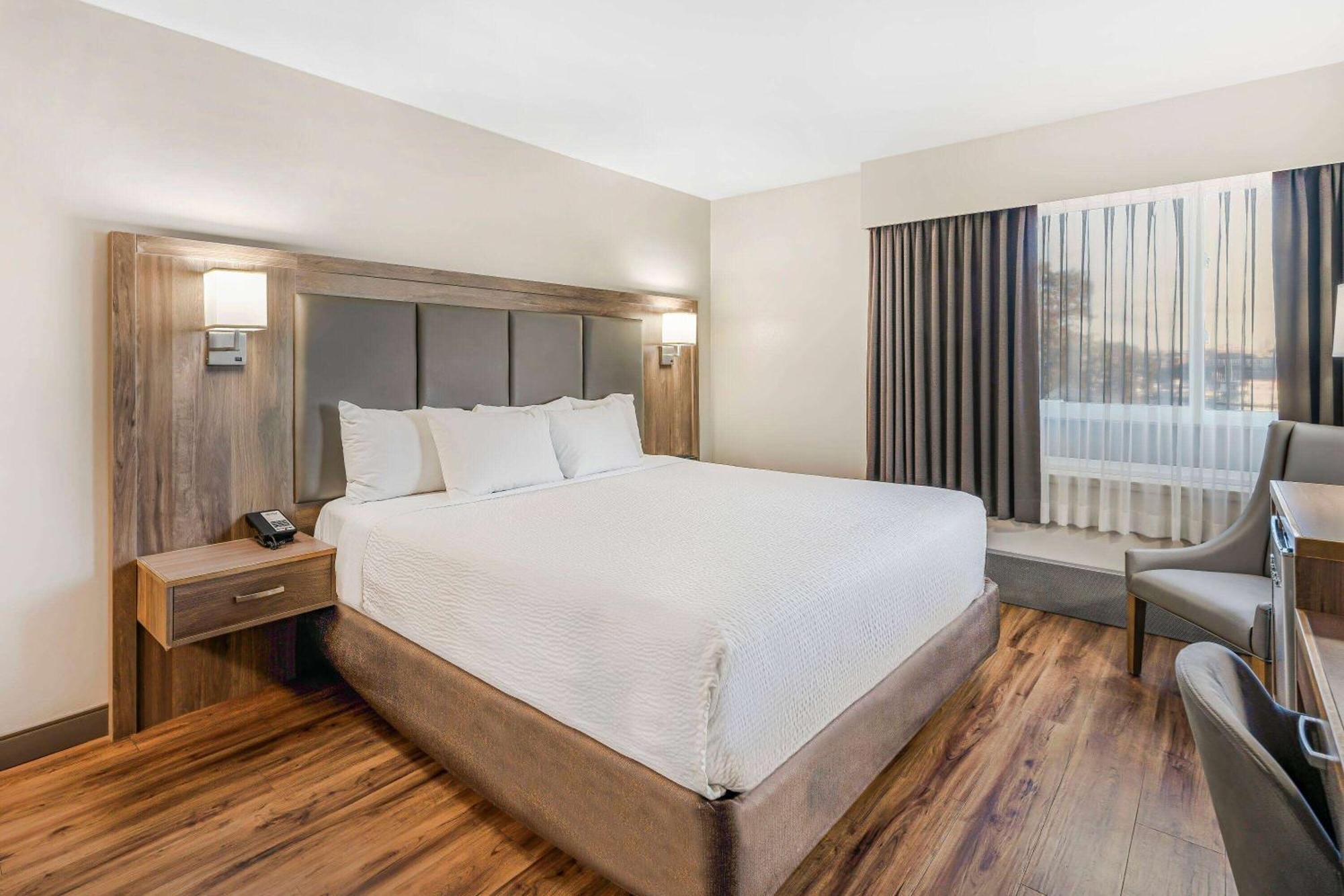 Days Inn By Wyndham Victoria On The Harbour Екстериор снимка