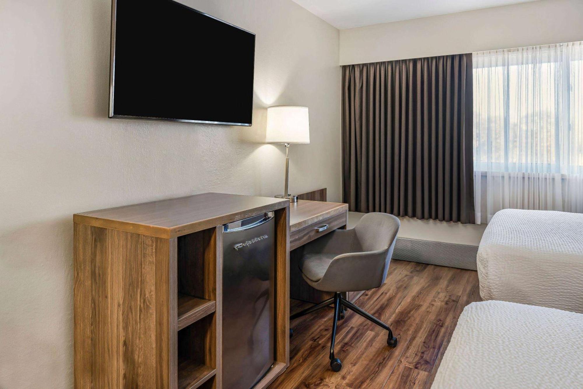 Days Inn By Wyndham Victoria On The Harbour Екстериор снимка