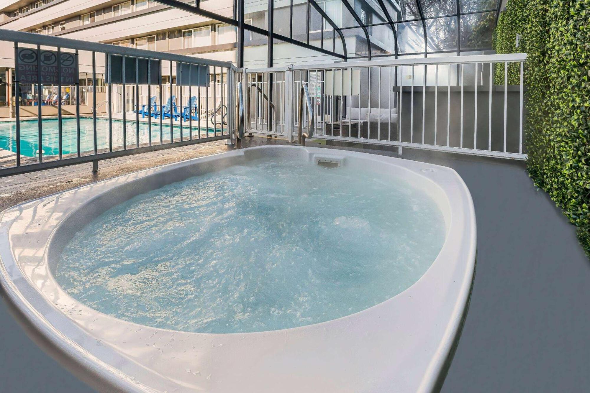 Days Inn By Wyndham Victoria On The Harbour Екстериор снимка